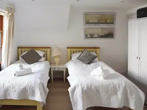 3 bedroom accommodation in Shadycombe Road - Image 5