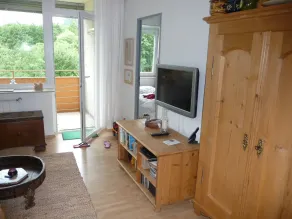 Godt vedligeholdt, roligt, med indendørs pool, parklignende grunde og adgang til søen - Image 4