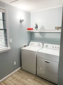 Beautiful 2 story house overlooking the water. Has arcade & Close to the springs - Image 2
