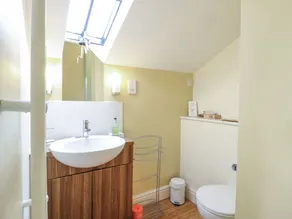Over Studio Apartment - Image 5