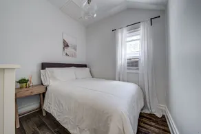 Lakeside Escape 3-Bedroom Bungalow with a Hot Tub - Image 3