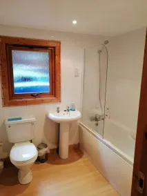 Log cabin with hot tub and  nestled in Kenwick Park, Louth - Image 2