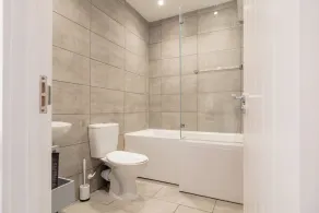 Cosy 1BD in Malvern With Stunning Views! - Image 3