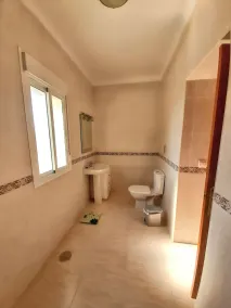 Villa entièrement équipée avec barbecue, terrasse et piscine privée | Vue jardin - Image 3