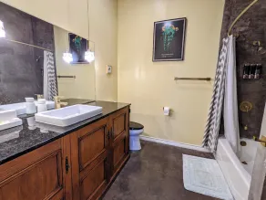 Modern Eco-Friendly Townhouse; Walk to Park & Recreation King Bed - Image 4