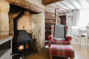 A beautifully presented two bedroom Cotswold stone cottage in the Cotswolds - Cobblers Cottage, More - Image 2