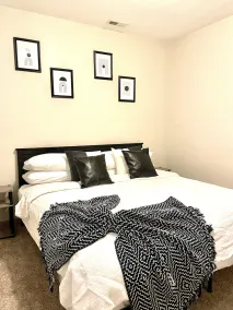 King Bedroom w/Balcony Downtown - Image 4