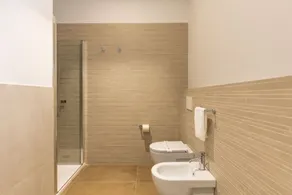 GuestHost - Cozy apartment equipped with all comforts to accommodate up to 6 people, with two bedrooms and two bathrooms. The accommodation is located in a modern condominium complex with a shared swimming pool and enjoys a pleasant view of the shared ga - Image 3