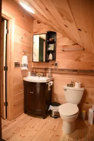 Cozy hand-built cabin in the heart of wine country, near mountains and Mayberry - Image 5
