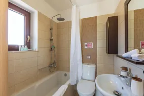 Sea views, short drive to the beach and shops! - Image 2