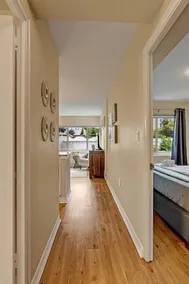 Colorful downtown condo, 2 bedrooms, king bed - Image 4