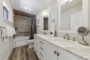 6 chambres haut de gamme avec bain à remous, 13 lits, table de billard, plus dans un emplacement central! - Image 4