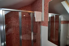 3 BEDROOM DUPLEX APARTMENT - FREE PARKING - Image 5