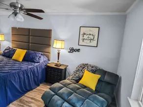 Luxurious beds, remodeled, very clean, quiet neighborhood, big backyard & tree!! - Image 5