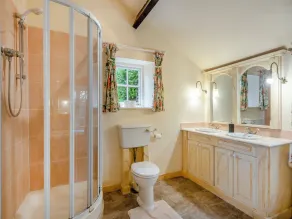 6 bedroom accommodation in Fring, near Kings Lynn - Image 4