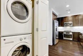 5 Star Luxury King Suite Apartment With Downtown View - Image 5