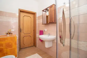 Centrally Located, Mediterranean Holiday Apartment with Garden and Terrace - Image 4