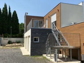 Accommodation with large terrace - Image 4