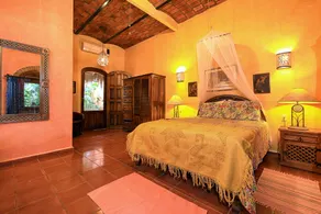 Belle hacienda espagnole climatisée avec une cour et une piscine magnifiques - Image 4