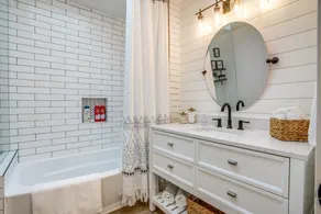 Charming 5 bed/3 ba Farmhouse +1bd/1ba game room + pool/hot tub w/opt event barn - Image 3