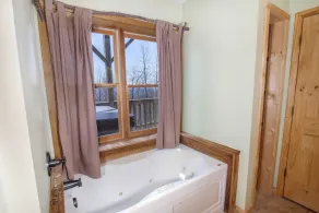Cabane en rondins 4BR, vues sur les montagnes à longue portée, suite king avec bain à remous, bain à remous, tables de jeux! - Image 5