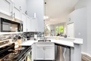 2 Br 2 Bath Waterfront Apt Walking To Beach - Image 4