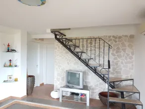 Independent apartment in a stately home - Image 2