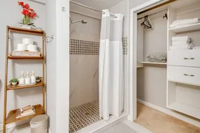 Private Deck, Yard! Family Stay Near Mercedes-benz - Image 4