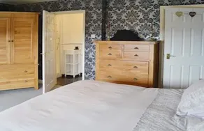 Detached large cottage with hot tub close to zip world and Snowdon - Image 3