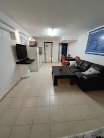 יחידת אירוח קומפלט מתאימה לחמישה אנשים+ כל מה שצריך יש זה 50 מר מתחת לבית - Image 5