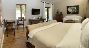 Large poolside King suite with private entrance-Villa Riposo Winery - Image 4
