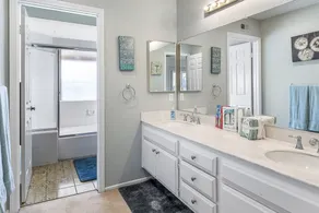 Spacious 4 Bedroom Home, close to Parks !! - Image 2