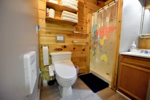 Riverfront Log Cabin + privater Wasserfall und malerische Aussicht auf die Natur - Image 2
