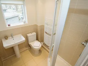 5 bedroom accommodation in Cirencester - Image 5