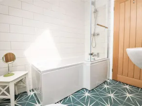PEPPERPOTS, pet friendly, luxury holiday cottage in Mawgan Porth - Image 4