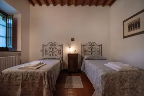 Beautiful house on garden with shared pool just a few minutes Siena Tuscany - Image 2