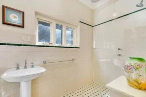 Lyndoch Grand Barossa Group Accommodation entire house Lyndoch village sleeps 14 - Image 4