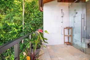 Wake up to the sounds of the jungle and dramatic views of the sea - Image 2