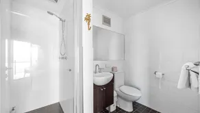 Beachfront 2 bedroom apartment, air conditioning + balcony - Image 2