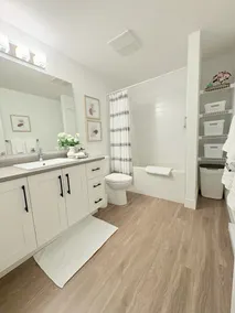 Modern Executive Suite - King Bed, Private Entry, 1GB Fibre, Laundry, Parking - Image 4