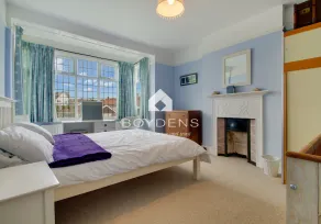 Located in one of the popular Frinton Avenues within walking distance of shops, cafes and beaches - Image 4