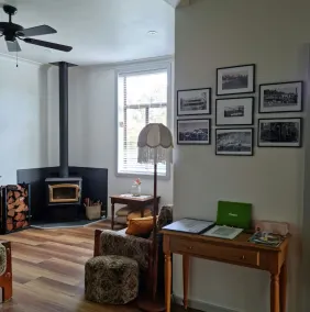 Heritage Timber Cottage - close to shops & amenities - Image 2