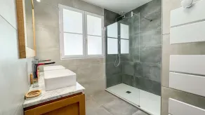 Exceptional villa with heated pool and parking - Image 2