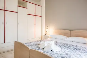 GuestHost - Comfortable and modern apartment of about 50 square meters with two balconies, able to accommodate up to 4 people, is located on the 1st floor of a building without a lift. The flat is situated in Luni Mare, in an area full of services, conve - Image 5