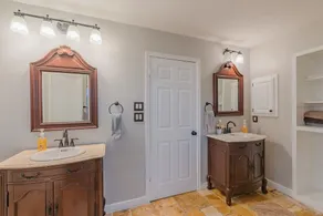 Beautiful Home with Sunroom, Gameroom, Yard & BBQ - Image 4