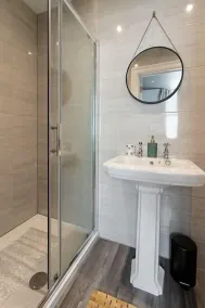 Luxurious 2 Bed Apartment, Free Parking & Netflix - Image 4
