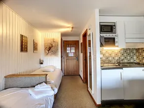 Living room with sofa bed, two beds in the entrance hall, open-plan kitchen with 2 hotplates and Nes - Image 4