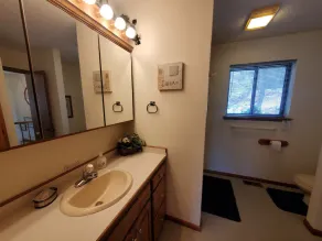 SPARKY'S ist ein sehr schönes 2-stöckiges Haus am See, nur wenige Minuten vom Yachthafen entfernt - Image 5