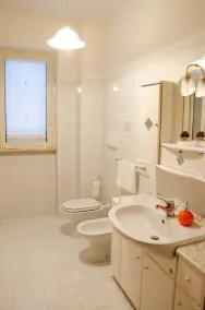 BRIGHT APARTMENT IN VILLA WITH Garden and Private Parking - Image 2