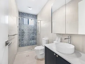 Elegant n Convenient 4 Beds Villa with easy access - Image 3